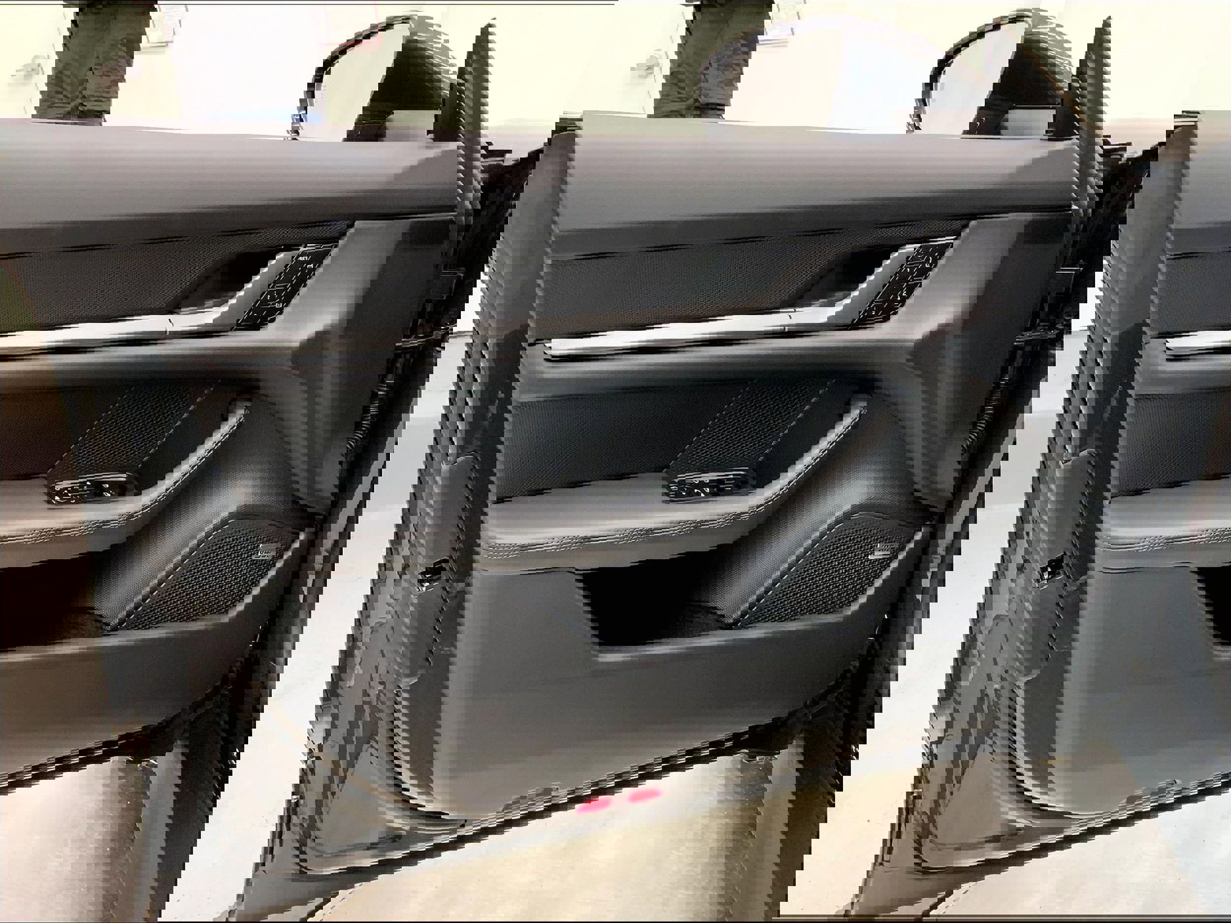 Used 2025 Porsche Taycan image 27