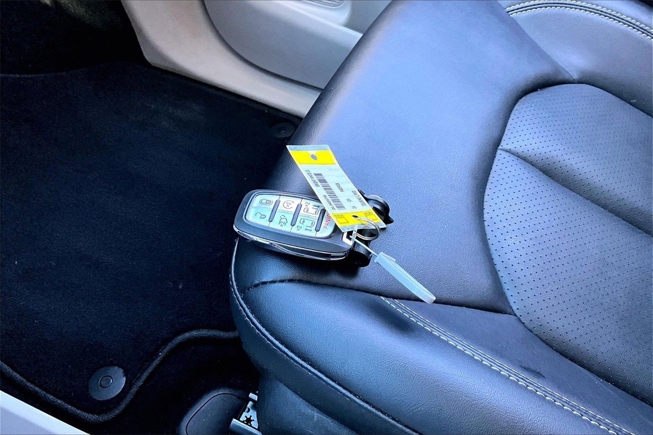 Certified 2024 Chrysler Pacifica Touring-L image 31