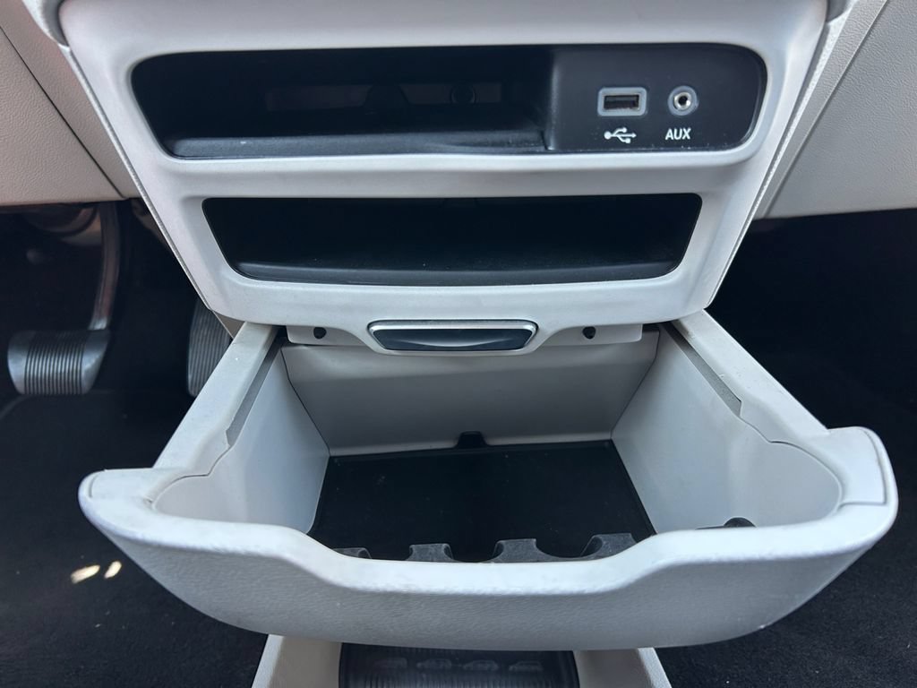 Used 2020 Chrysler Voyager Lxi FWD image 40