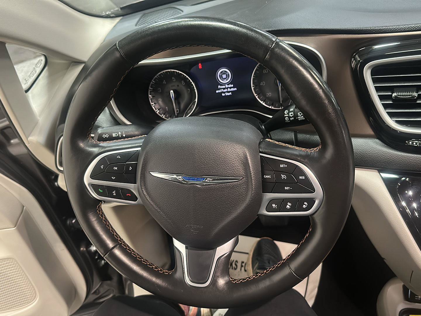 Used 2019 Chrysler Pacifica Touring Plus w/ Advanced Safetytec Group FWD image 18