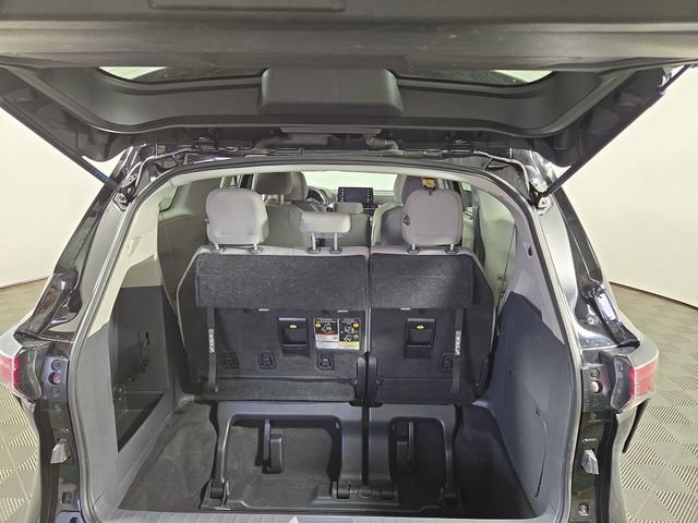 Used 2024 Toyota Sienna LE AWD/4WD image 32