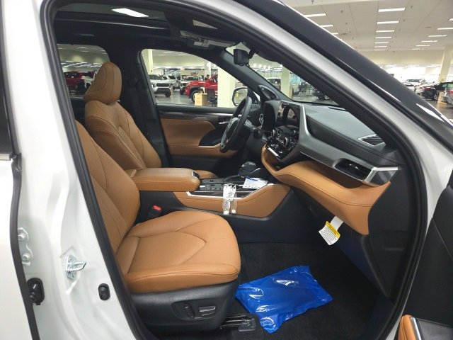 New 2026 Toyota Highlander Platinum image 8
