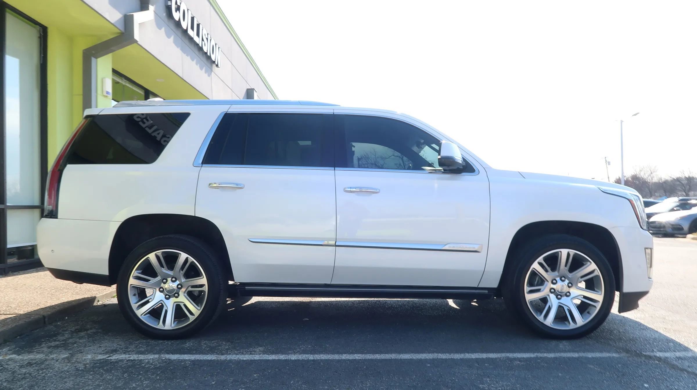 Used 2018 Cadillac Escalade Premium Luxury AWD/4WD image 8