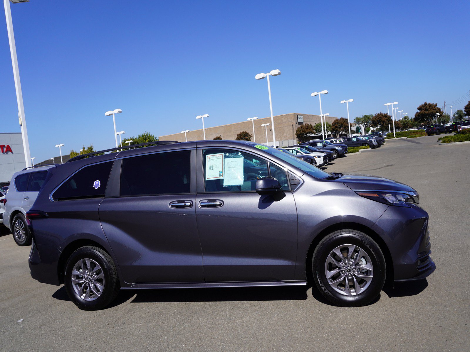 Used 2025 Toyota Sienna XLE w/ XLE Plus Package FWD image 4