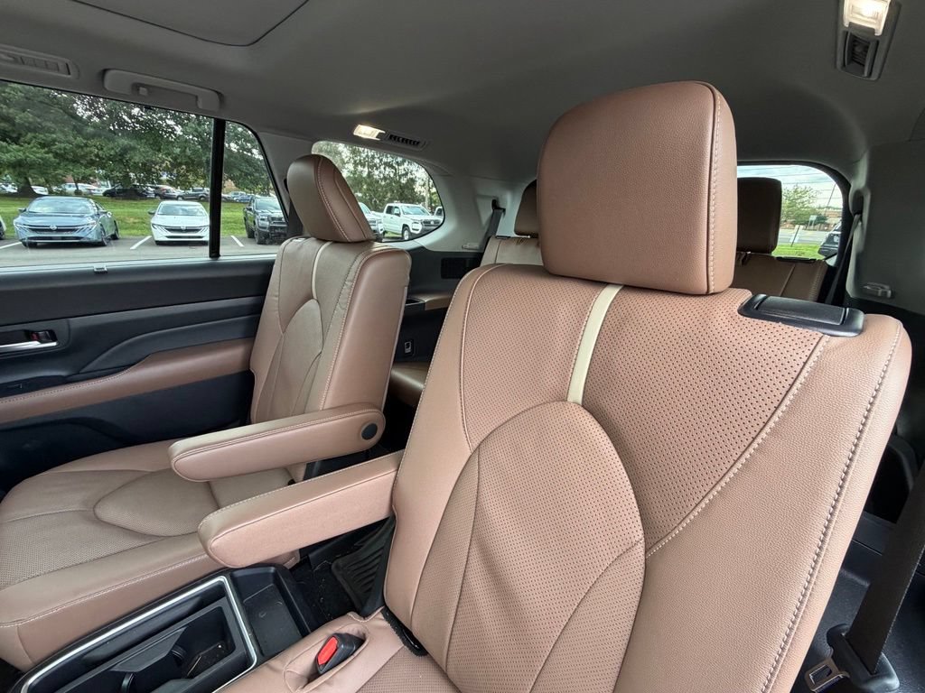 Used 2025 Toyota Grand Highlander AWD image 8