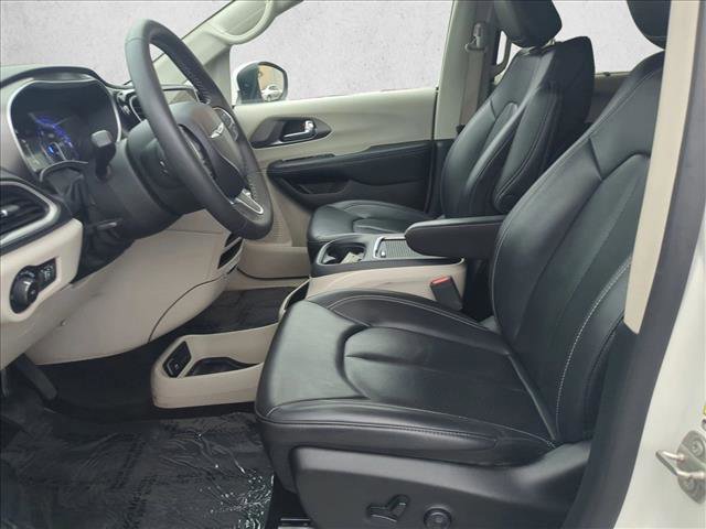 Used 2023 Chrysler Pacifica Touring-L image 15