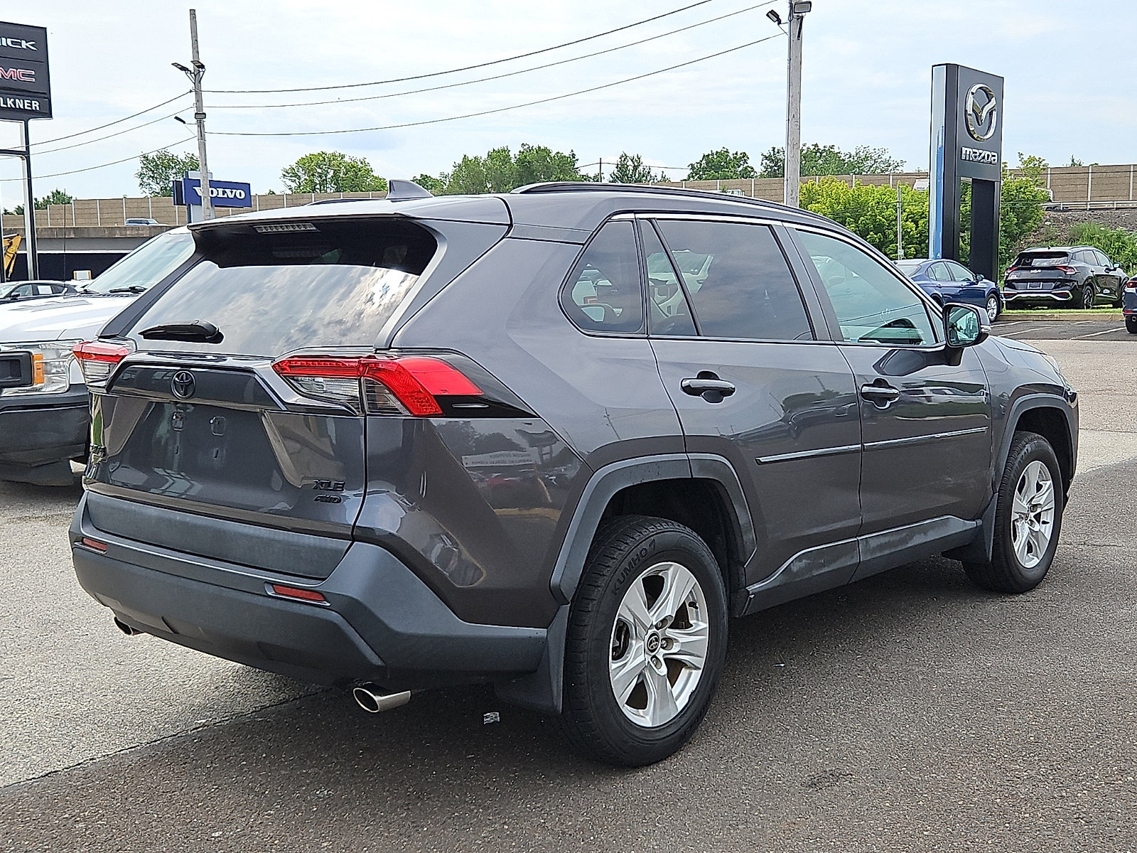 Used 2021 Toyota RAV4 XLE AWD/4WD image 4