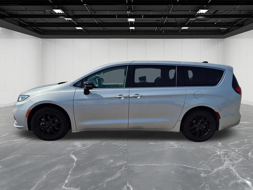 Used 2024 Chrysler Pacifica Touring-L FWD image 2