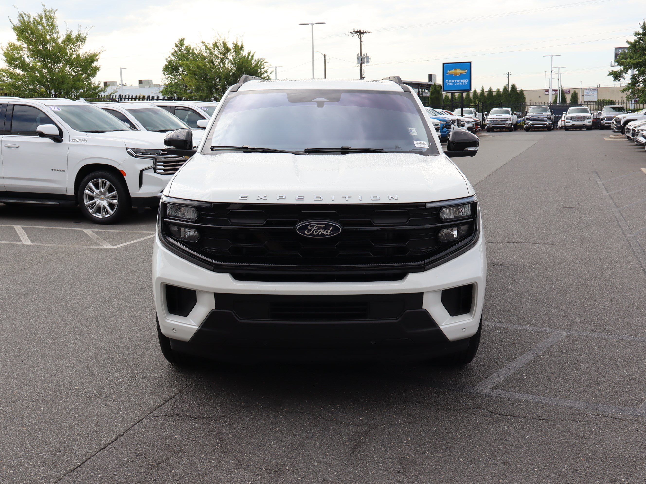 Used 2025 Ford Expedition Active RWD image 3