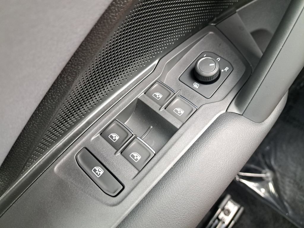 New 2025 Volkswagen Tiguan SE image 26