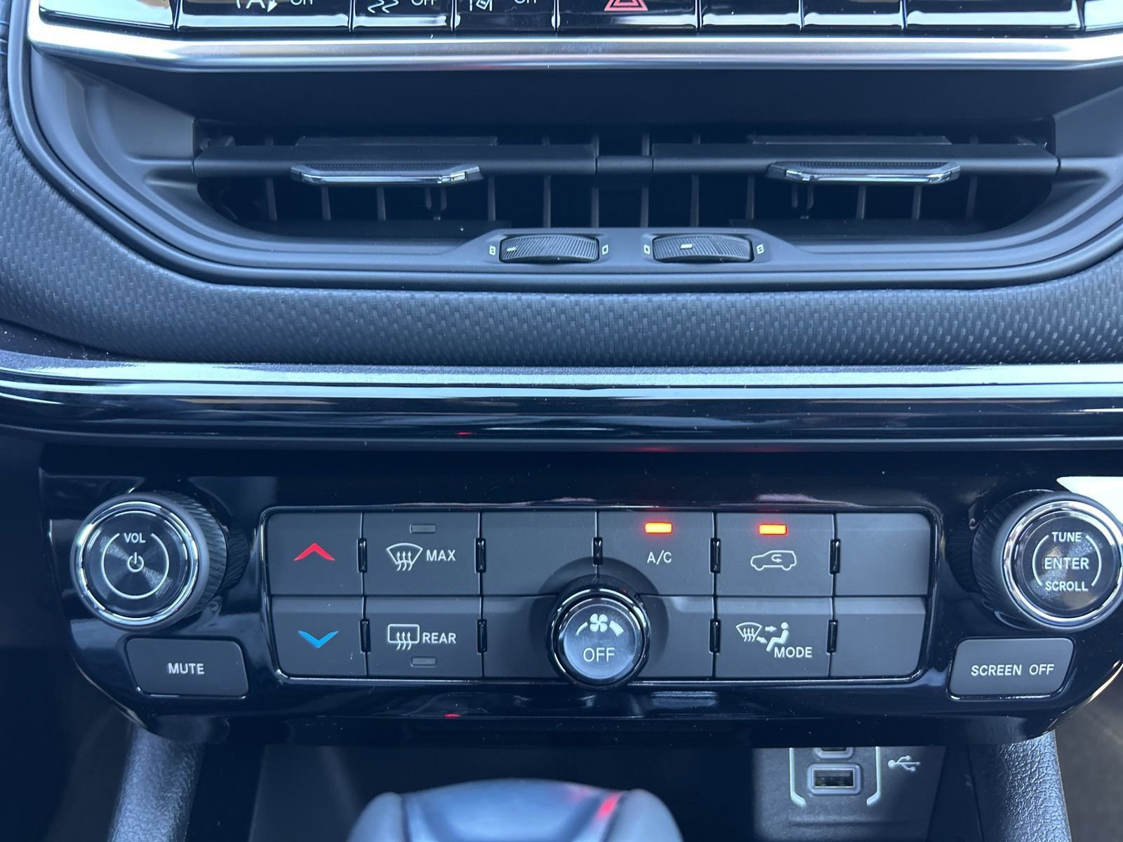 New 2026 Jeep Compass Latitude AWD/4WD image 18