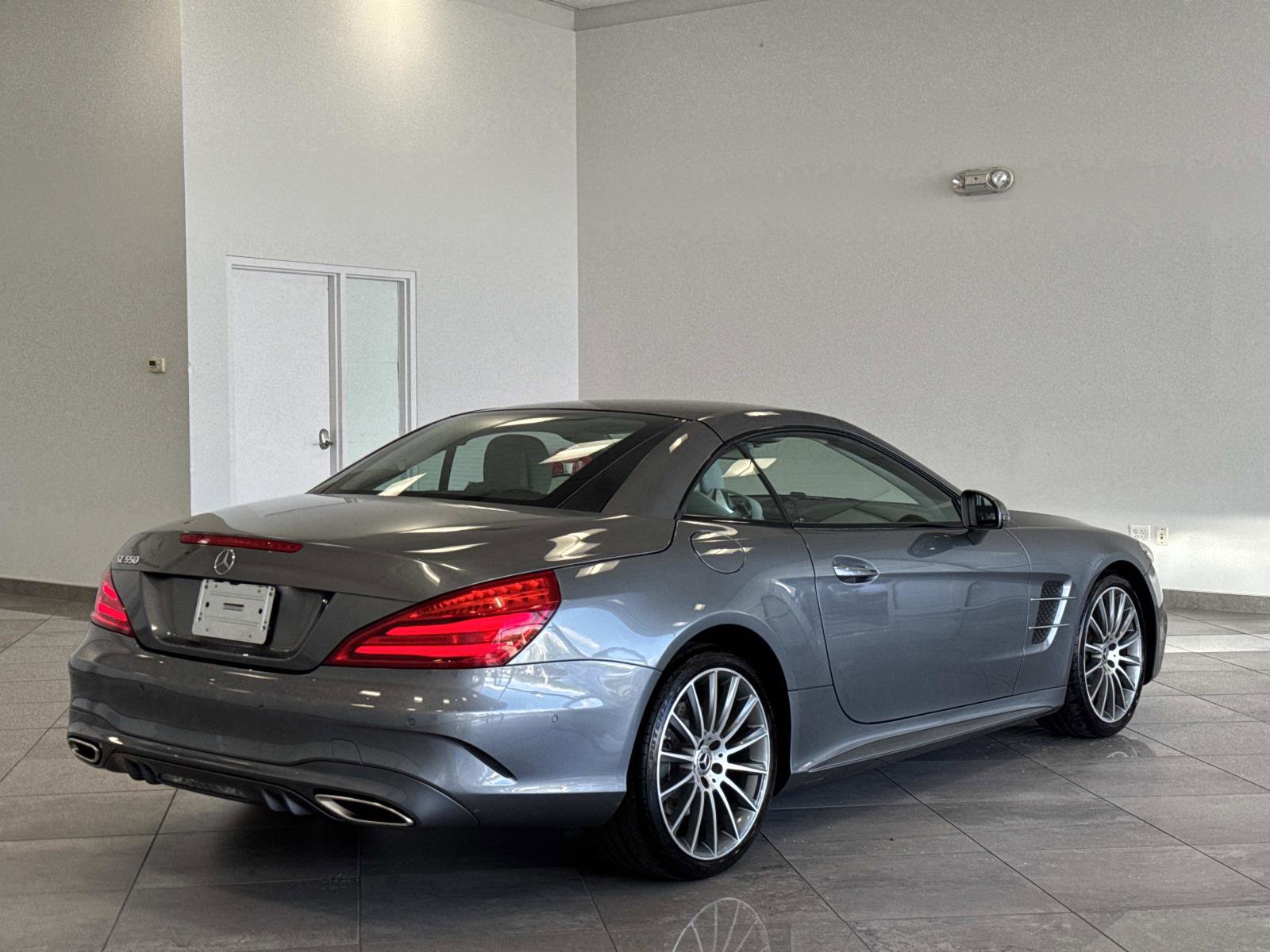Used 2017 Mercedes-Benz SL 550 image 4