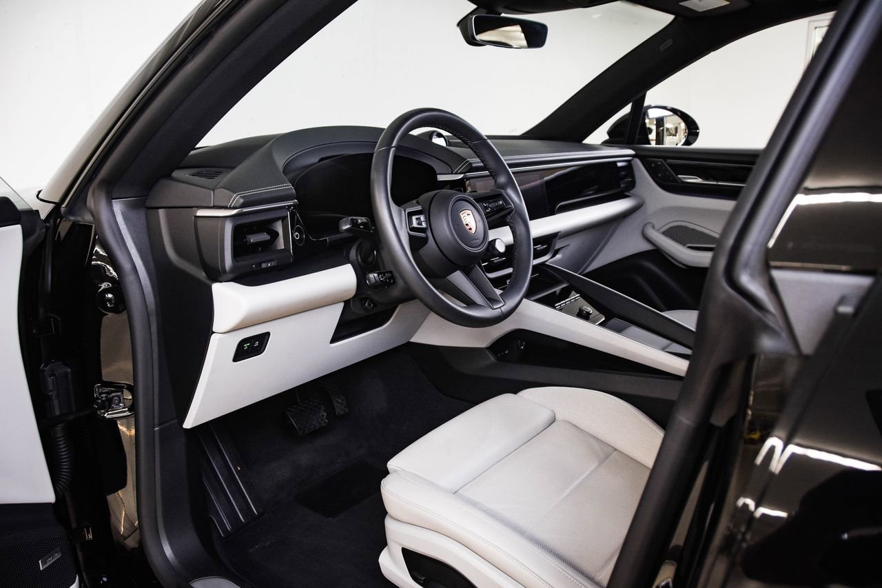Certified 2025 Porsche Macan Electric image 4