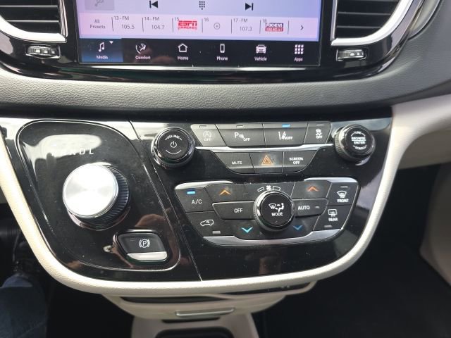 Used 2023 Chrysler Pacifica Touring-L FWD image 25