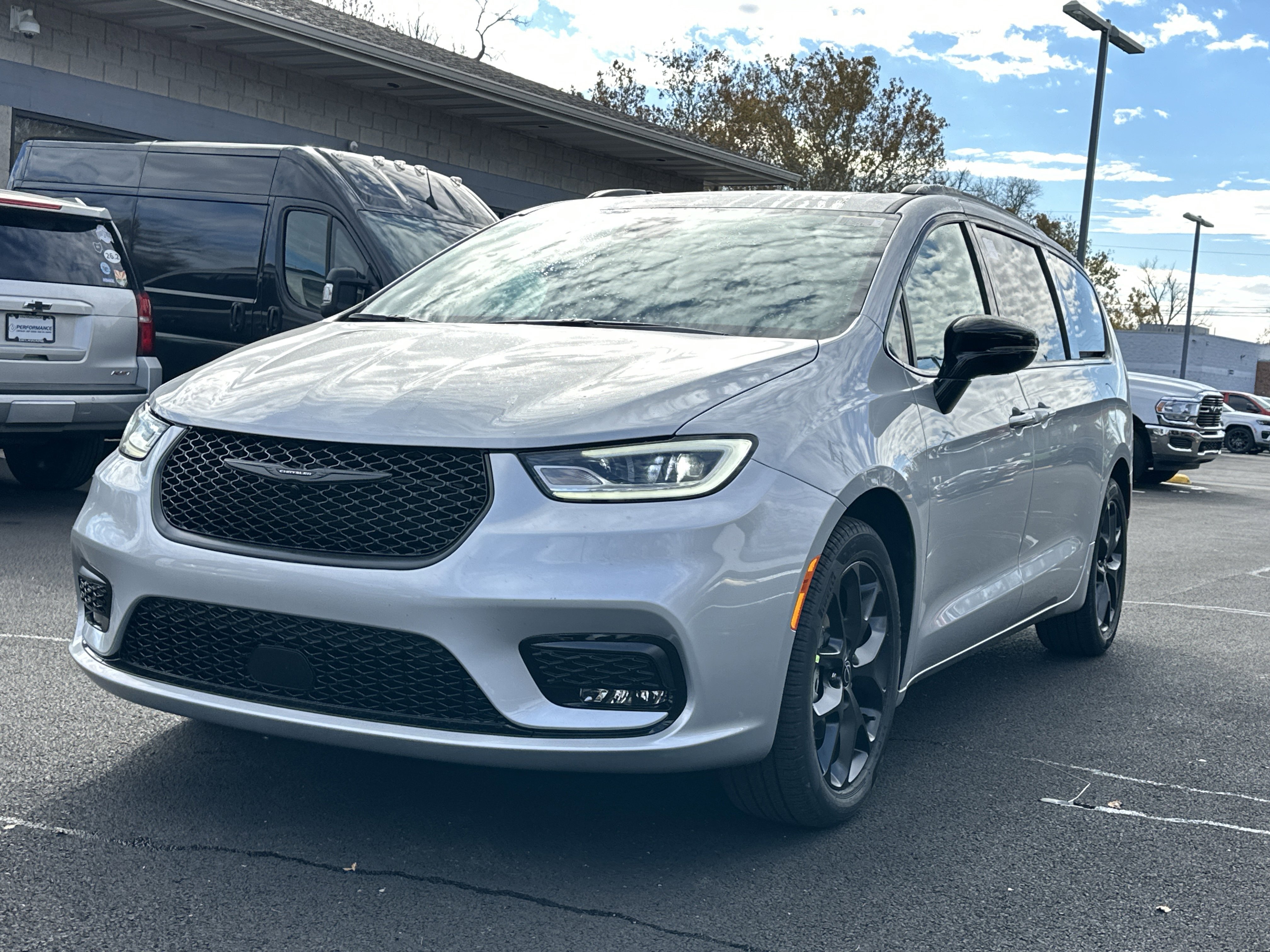 New 2026 Chrysler Pacifica Limited w/ Uconnect Theater Family Group image 24