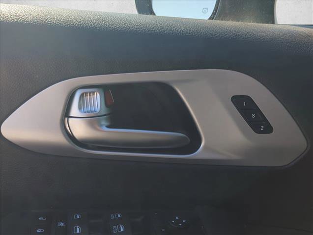 Used 2023 Chrysler Pacifica Touring-L w/ S Appearance Package image 10