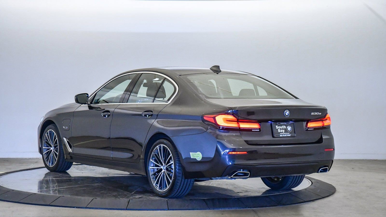 Certified 2023 BMW 530e w/ Premium Package image 2