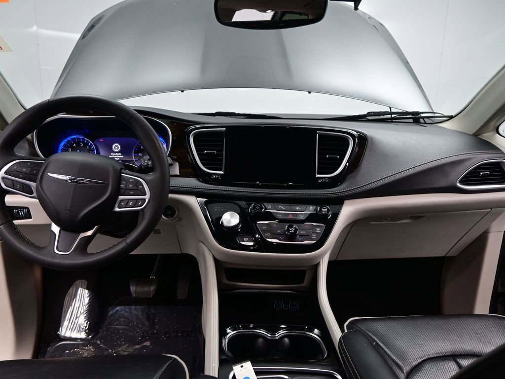 Used 2023 Chrysler Pacifica Limited image 20