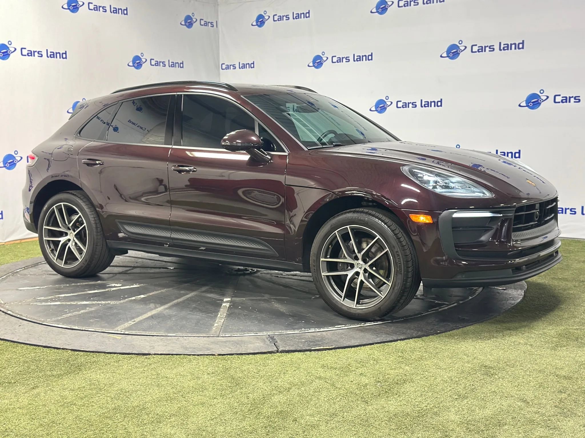 Used 2024 Porsche Macan image 2