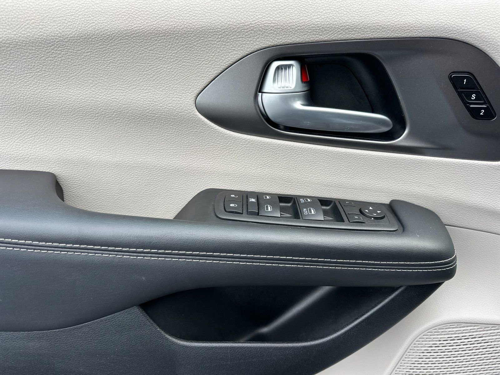 Used 2024 Chrysler Pacifica Touring-L image 11