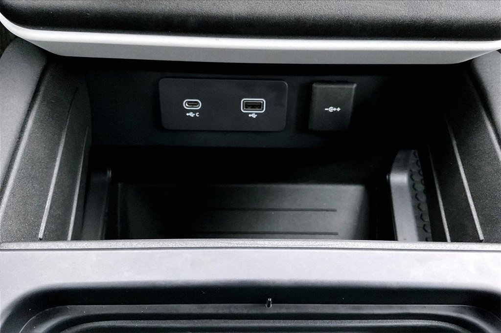 Used 2023 Land Rover Defender 110 X-Dynamic SE image 16