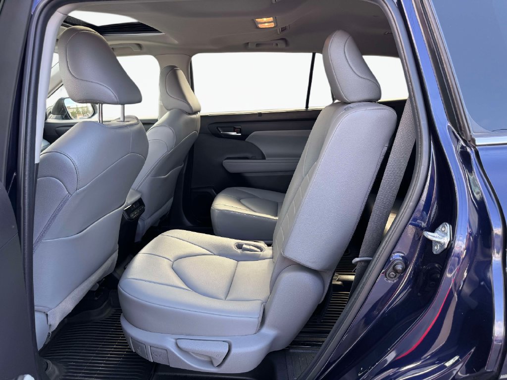 Used 2022 Toyota Highlander XLE AWD/4WD image 11