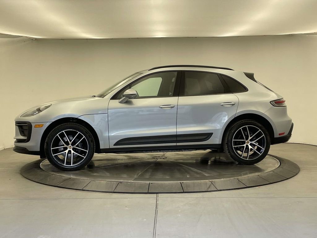 Certified 2022 Porsche Macan image 2