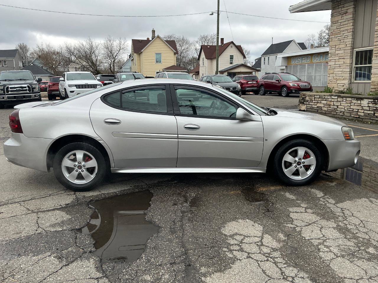Used 2006 Pontiac Grand Prix w/ Preferred Package image 2