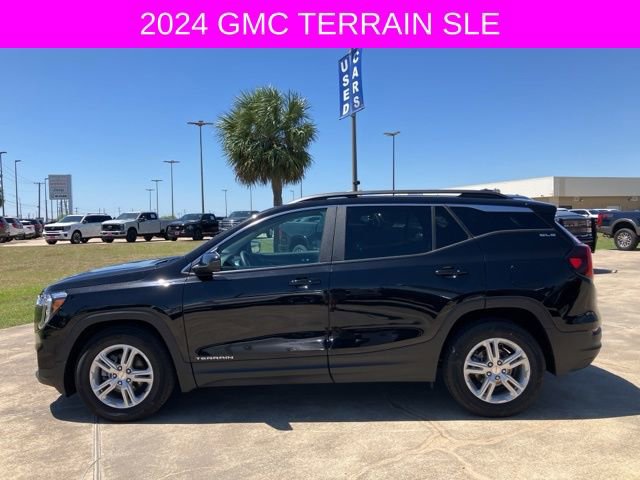 Used 2024 GMC Terrain SLE w/ Driver Convenience Package FWD image 4