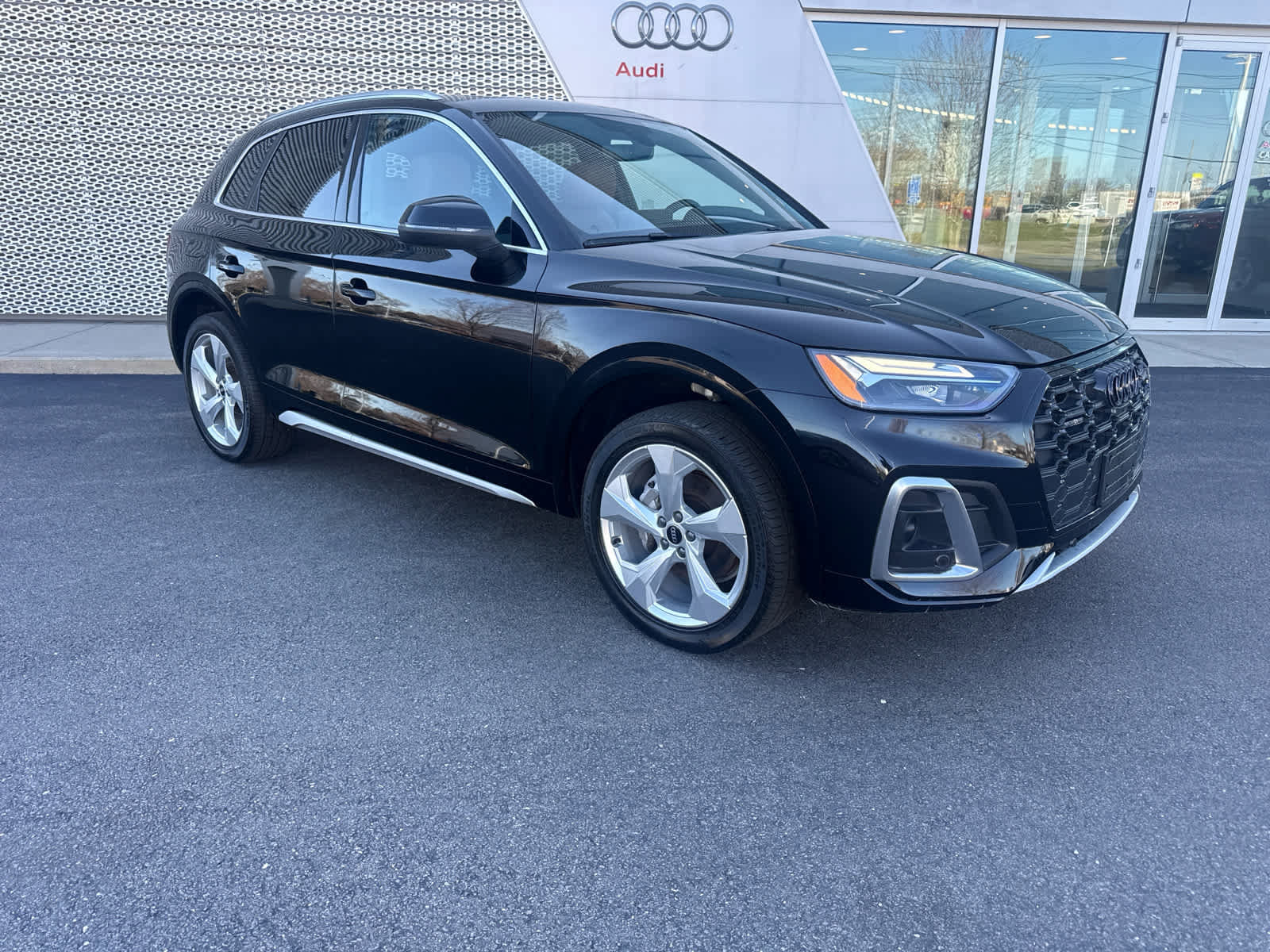 Used 2023 Audi Q5 2.0T Premium Plus w/ Premium Plus Package image 2