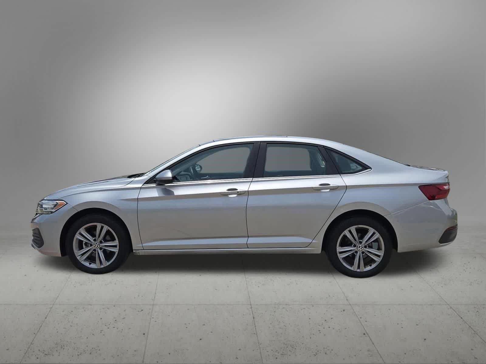 Used 2022 Volkswagen Jetta SE w/ Panoramic Sunroof Package FWD image 3