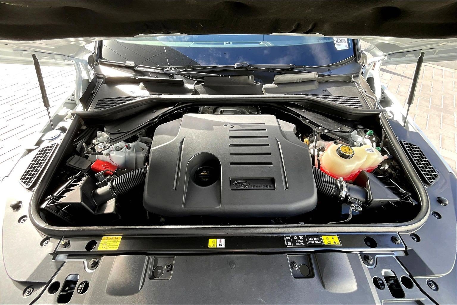 Used 2025 Land Rover Range Rover Sport SE image 10