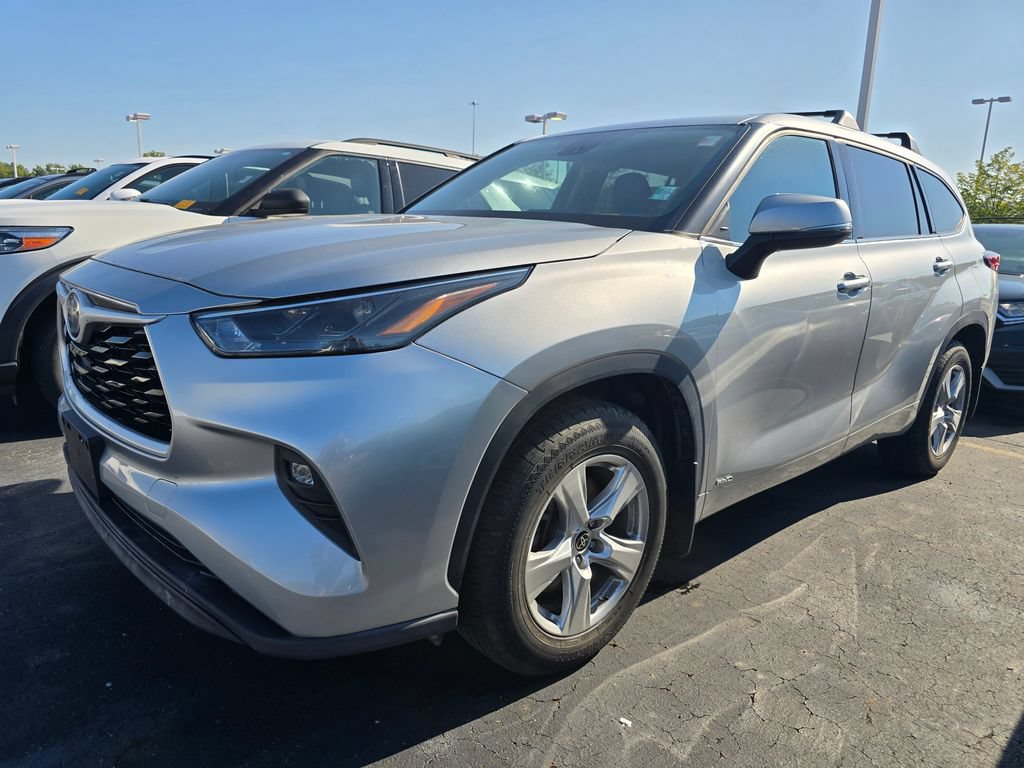 Used 2022 Toyota Highlander LE AWD/4WD image 3