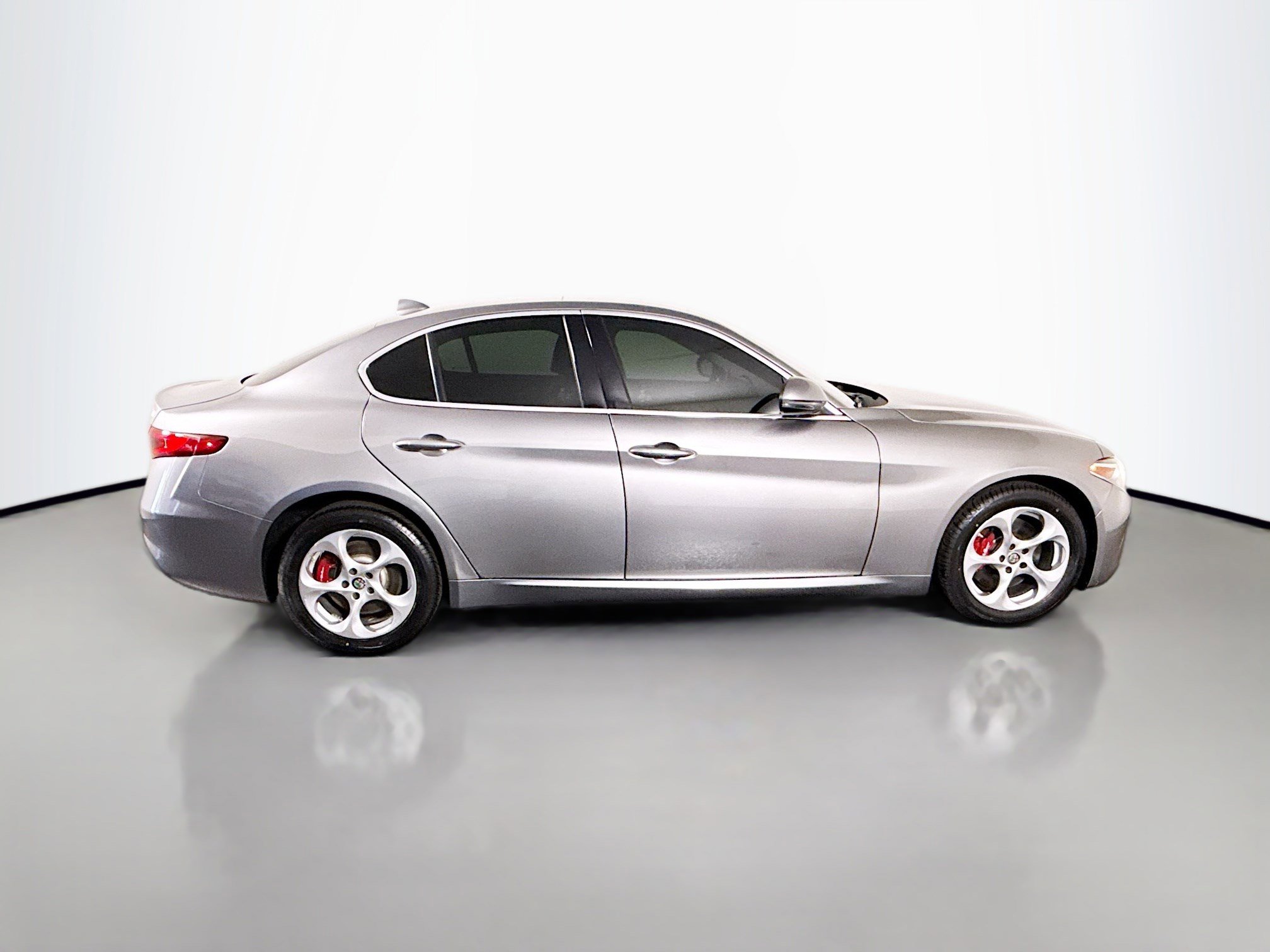 Used 2019 Alfa Romeo Giulia Base image 11