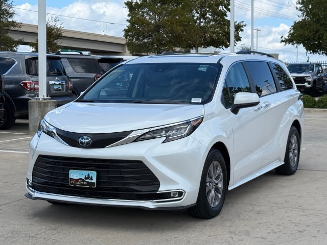 Used 2023 Toyota Sienna XLE FWD image 8