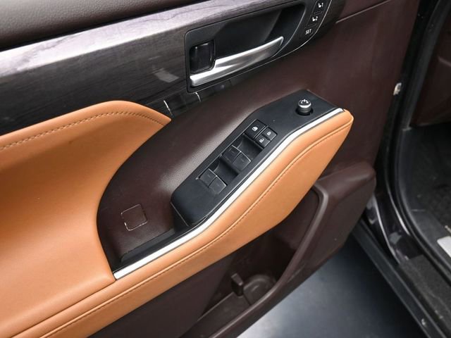 Used 2021 Toyota Highlander Platinum image 12