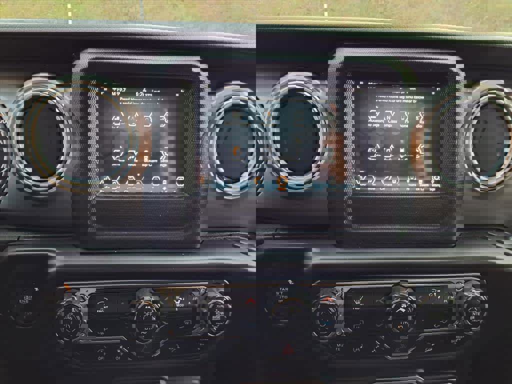 Used 2018 Jeep Wrangler Unlimited Sahara image 16