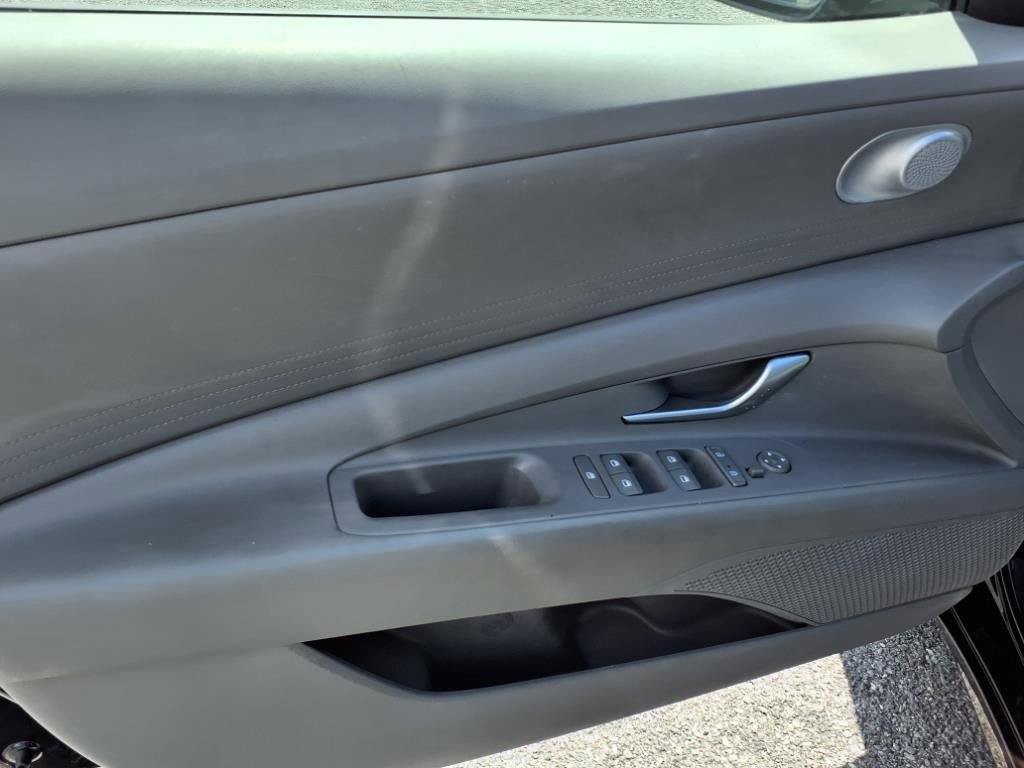 Used 2023 Hyundai Elantra SEL image 16