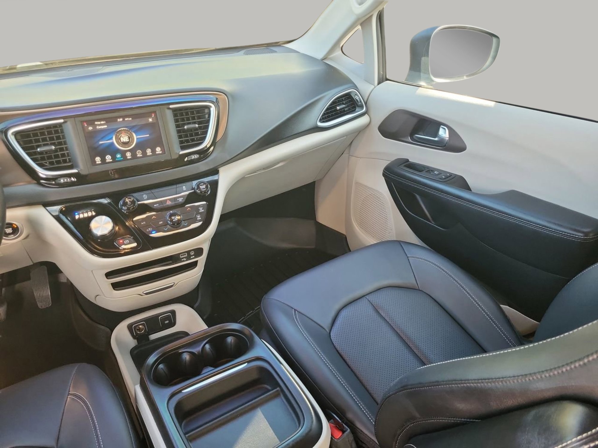 Used 2020 Chrysler Voyager Lxi image 15