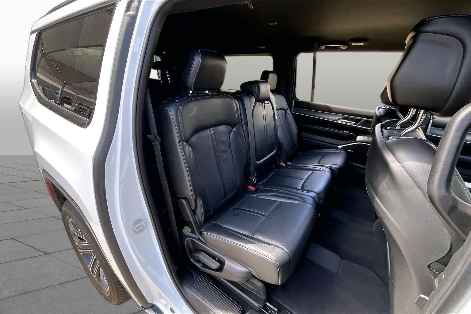 Used 2025 Jeep Wagoneer L Series II w/ 8-pass Seating Package AWD/4WD image 18