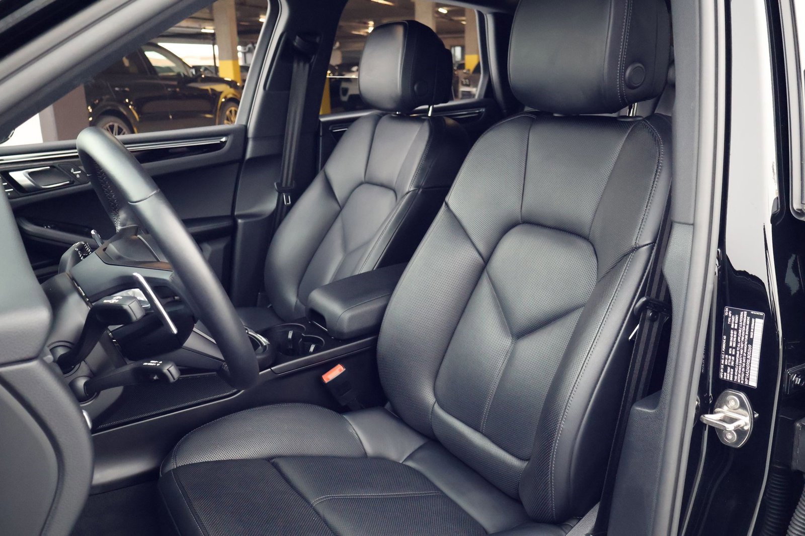 Certified 2025 Porsche Macan image 5