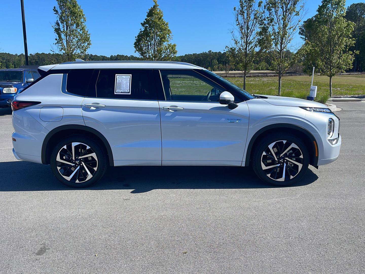 Used 2025 Mitsubishi Outlander 4WD Plug-In Hybrid image 8