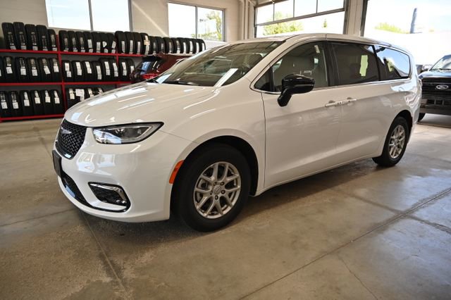 Used 2025 Chrysler Pacifica Select FWD image 8