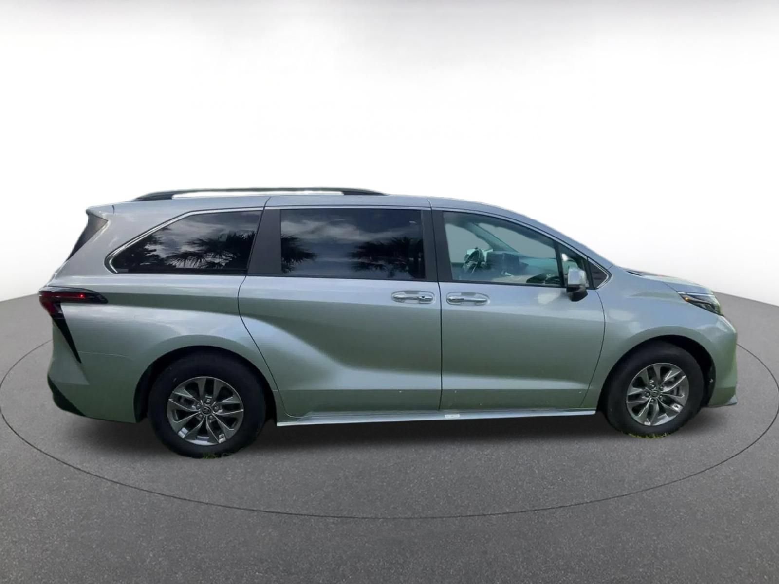 Used 2025 Toyota Sienna XLE FWD image 15