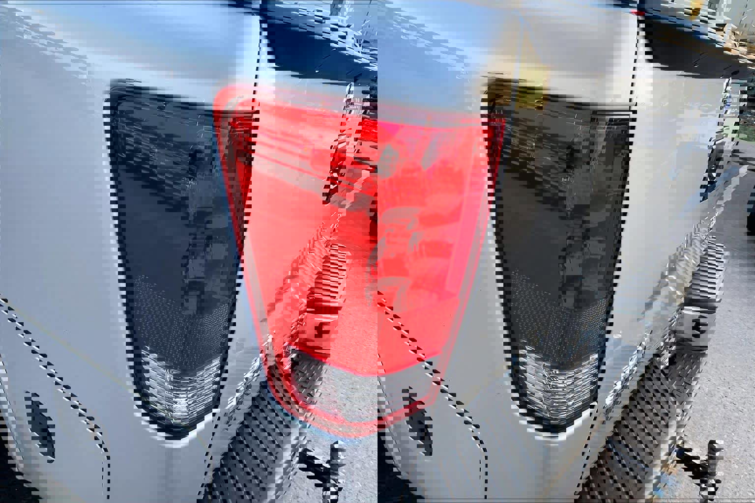 Used 2015 Nissan Titan SL w/ SL Moonroof Package image 28