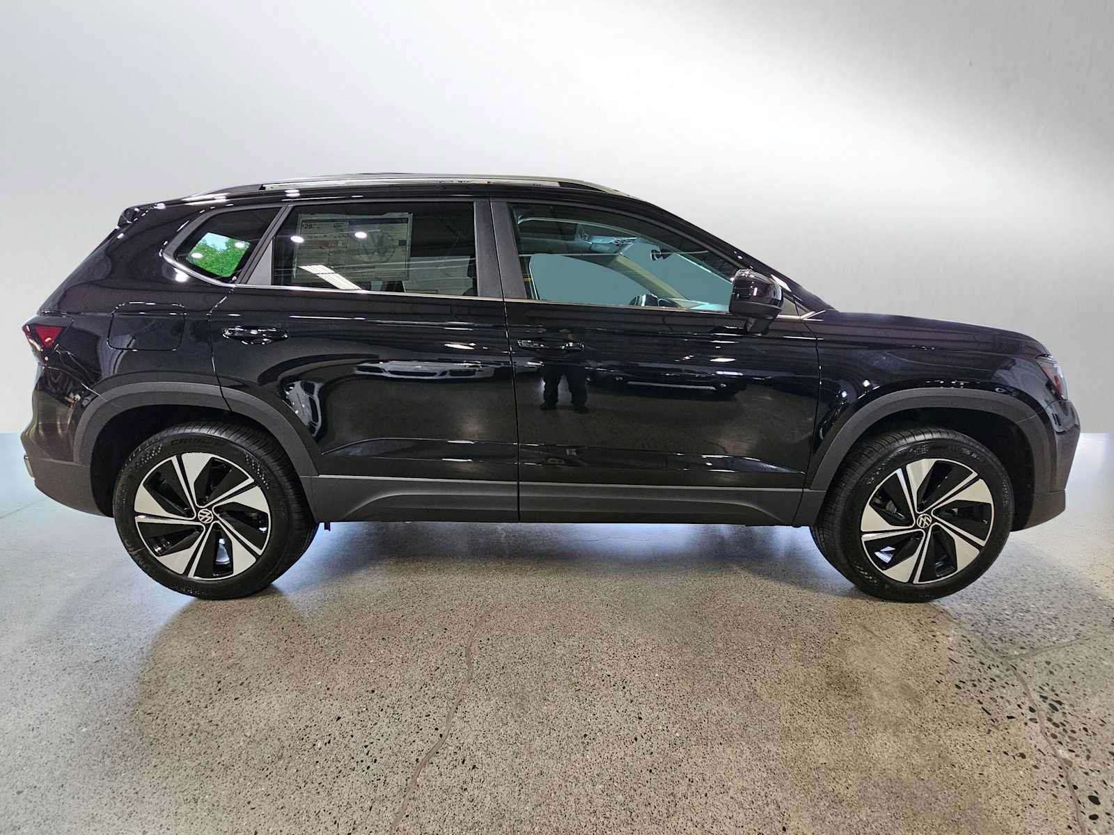 New 2026 Volkswagen Taos SE AWD/4WD image 2