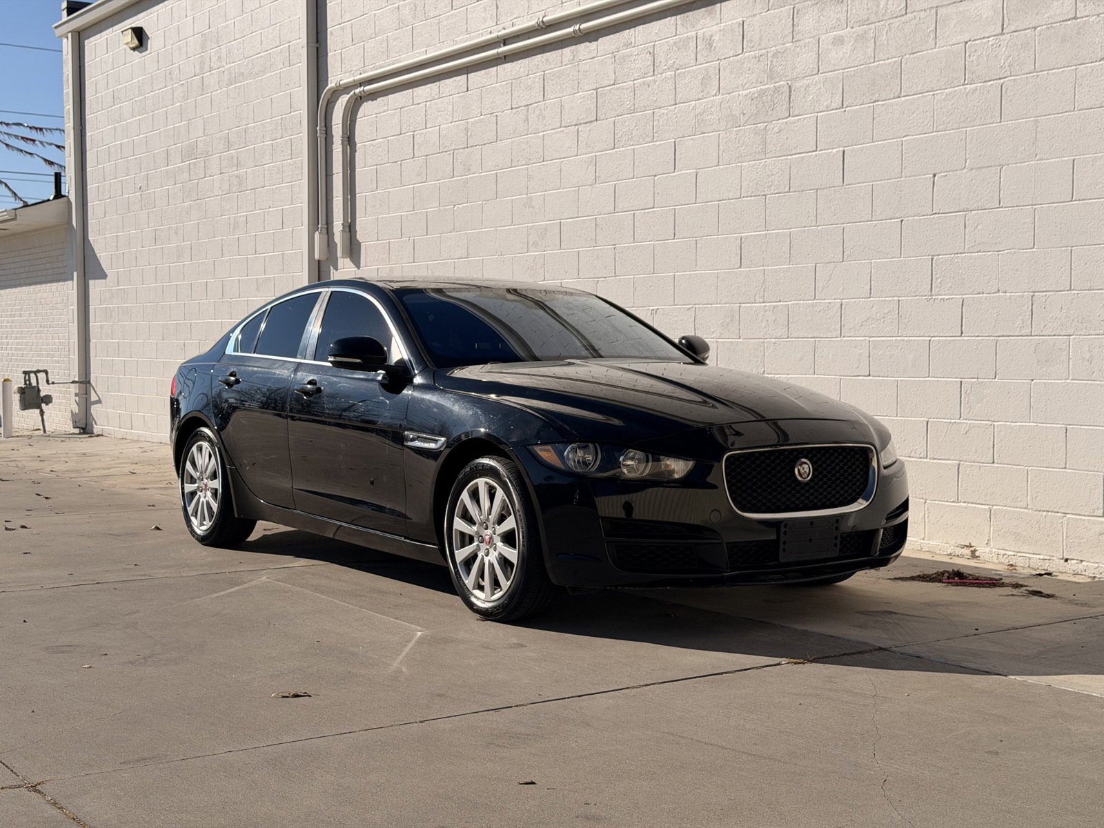 Used 2019 Jaguar XE Premium image 9