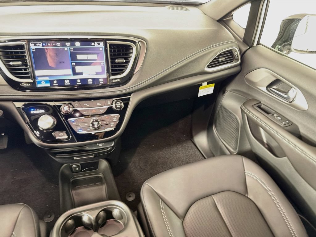 New 2027 Chrysler Pacifica Select AWD/4WD image 21