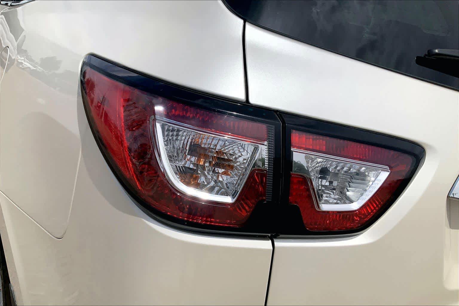 Used 2015 Chevrolet Traverse LTZ FWD image 32