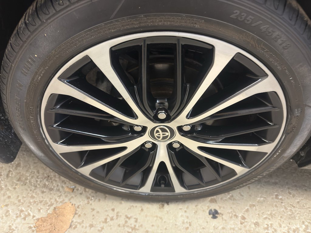 Used 2020 Toyota Camry SE w/ Sunroof Package image 34